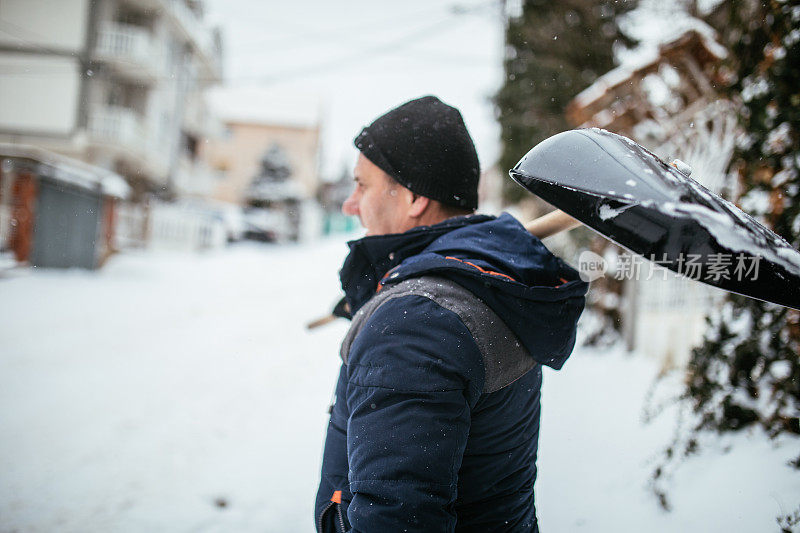 准备清理积雪