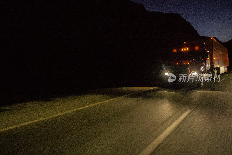 长途半挂车在高速公路上超速行驶