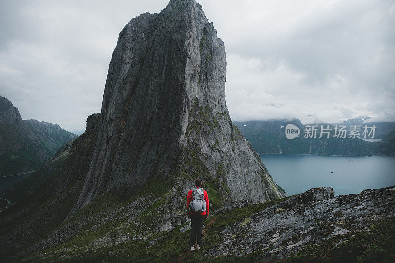 背着背包的男子徒步旅行到挪威北部美丽的塞格拉山