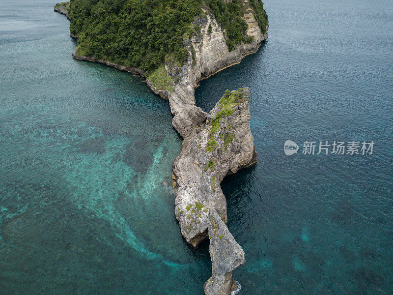 无人机鸟瞰巴厘岛努沙佩尼达美丽的石灰岩悬崖和海景