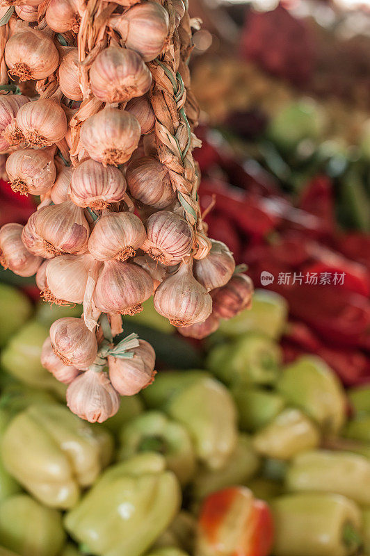 克罗地亚里耶卡地中海小镇的食品市场上出售的新鲜大蒜