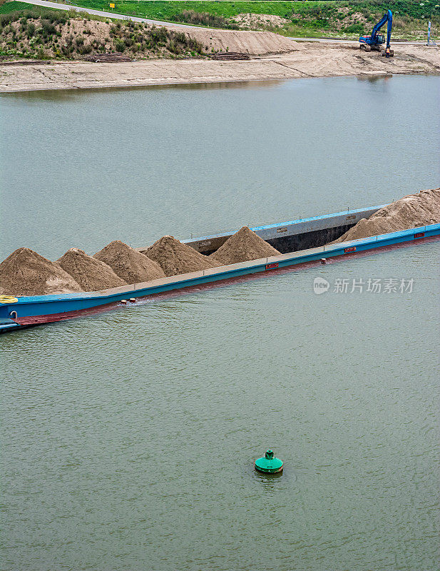 河上运沙驳船