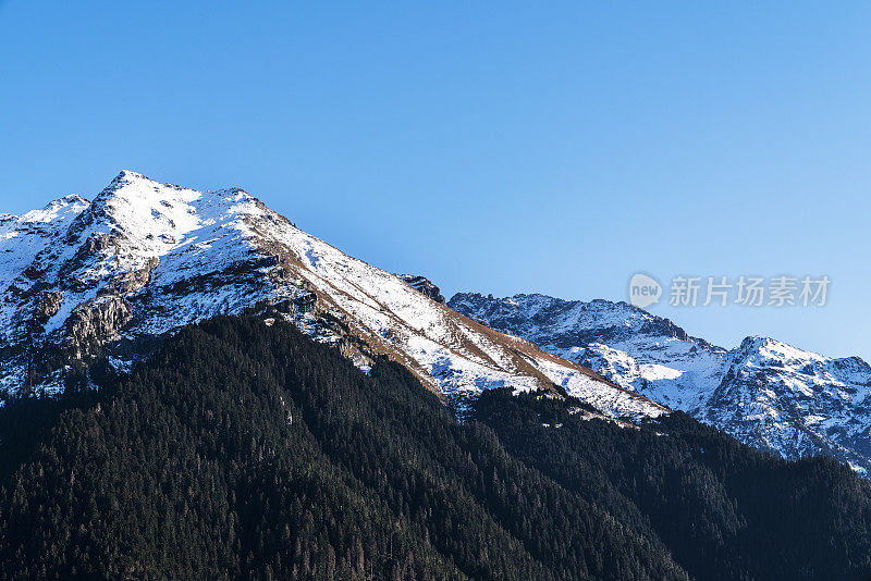 白雪皑皑的山峰