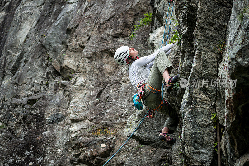 在意大利阿尔卑斯山上攀岩的年轻女子:爬山