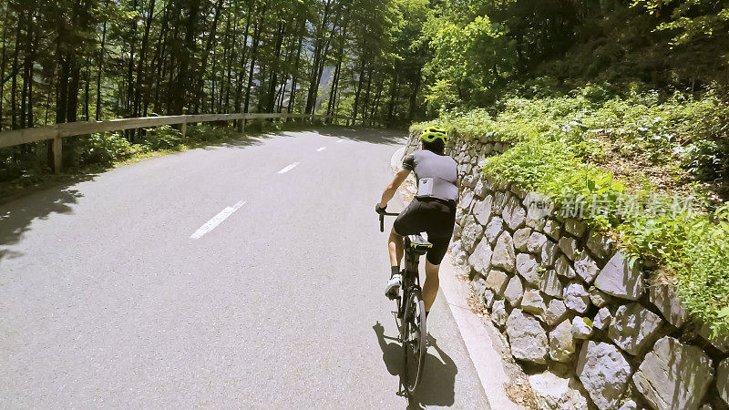 男人骑公路自行车在山路上