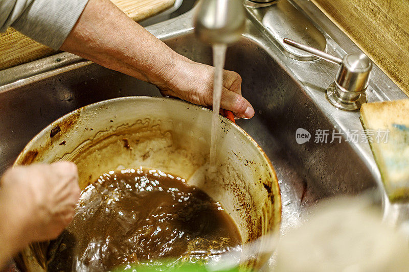 清洗荷兰烤箱烹饪锅内的食物残渣