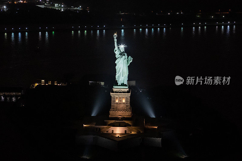 自由女神像在夜间-空中-纽约