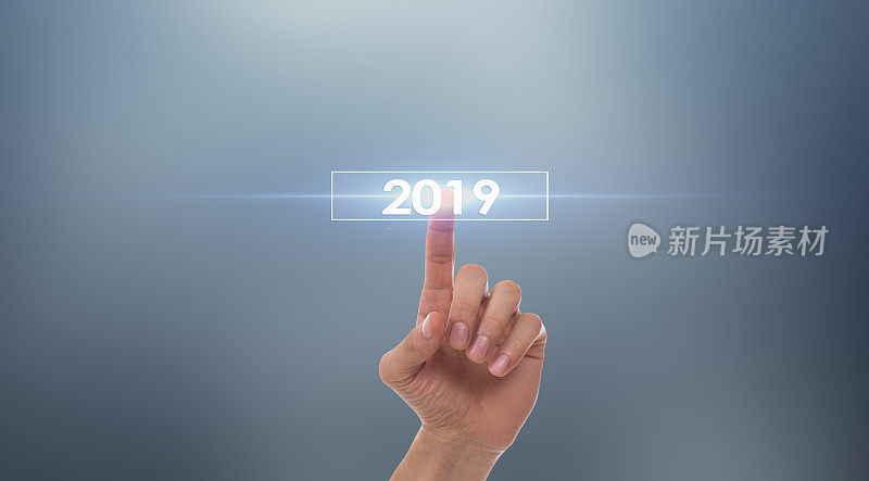 人类的手在视觉屏幕上触摸旧年或2019年