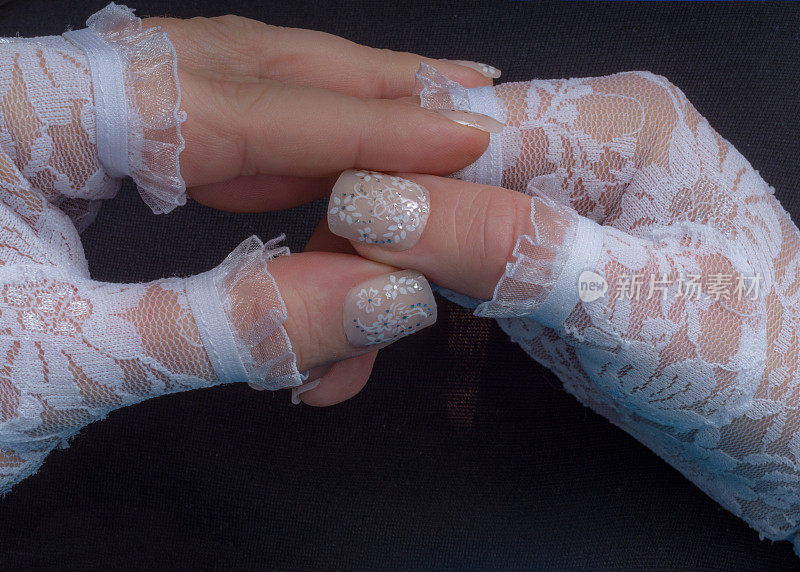 裸色指甲与花卉贴纸蕾丝新娘手套