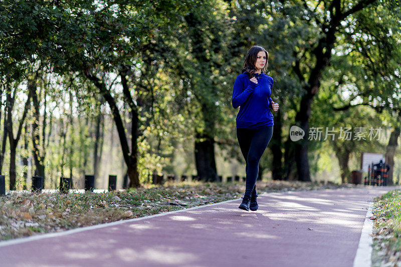 美丽的运动女人跑步