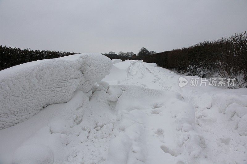 雪堆堵塞了通往乡村的道路