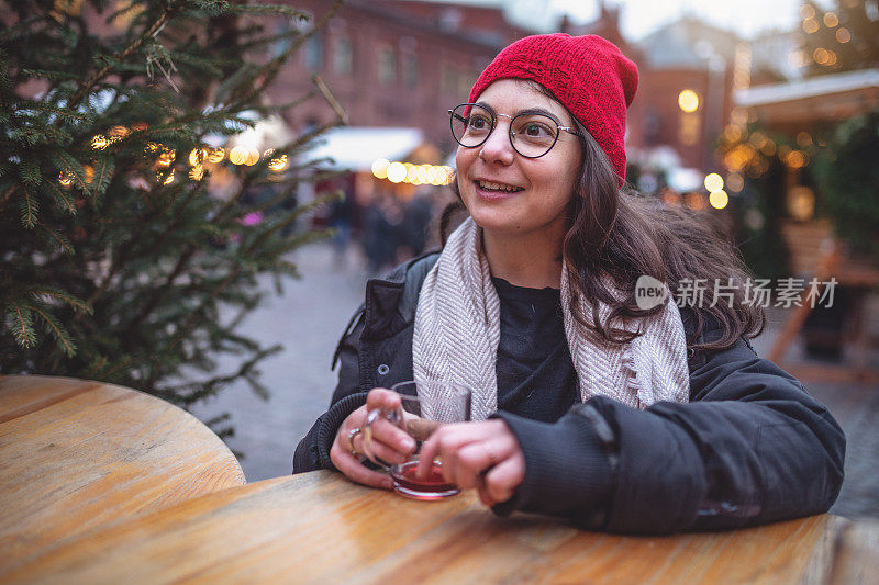 女游客很兴奋能在路边咖啡馆见到她的朋友