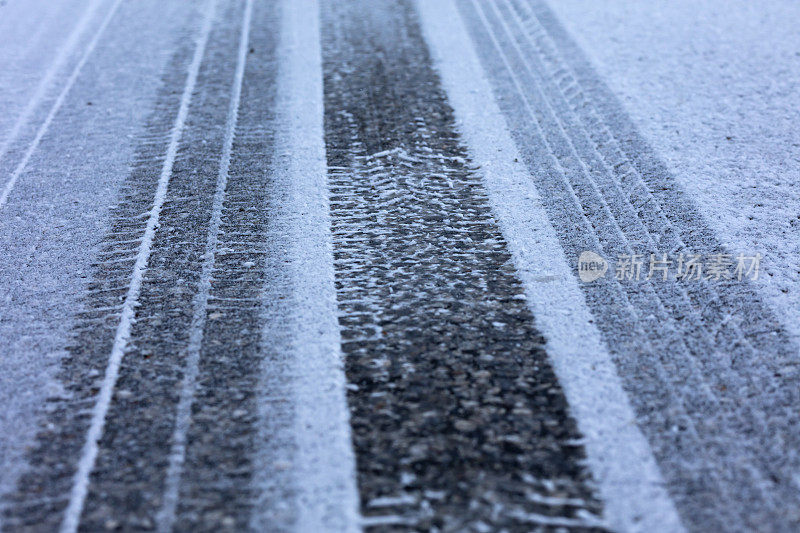 雪地上有轮胎印