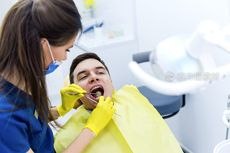 牙医治疗病人的牙齿
