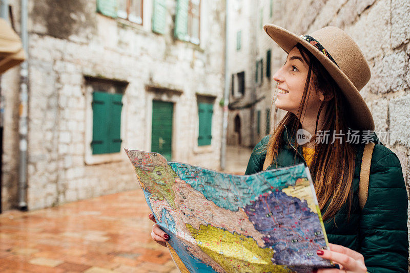 快乐的女孩拿着旅游地图