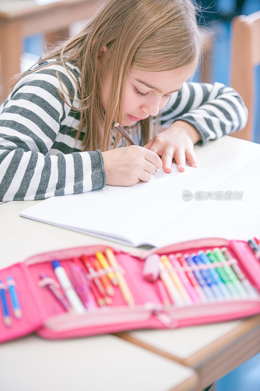 小学教室里的女学生画进练习册