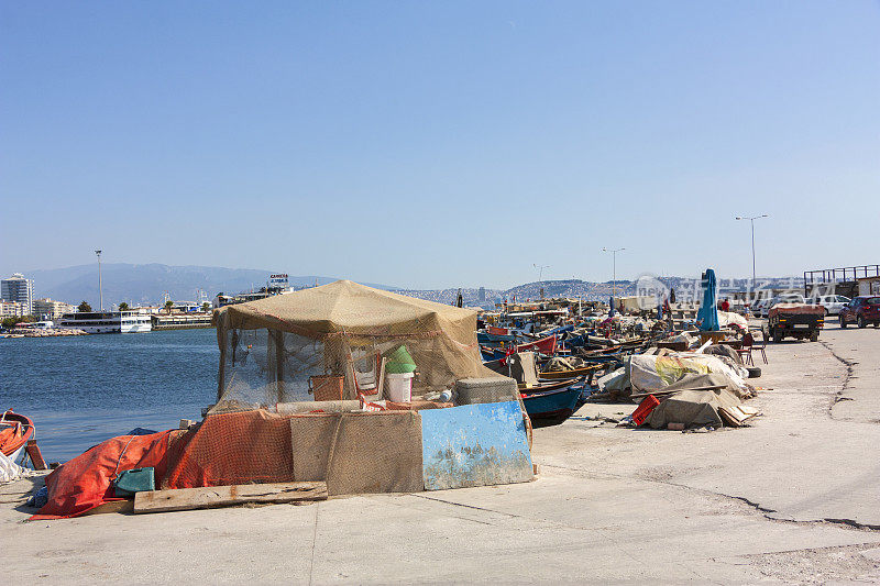 五彩缤纷的渔人庇护在港湾里