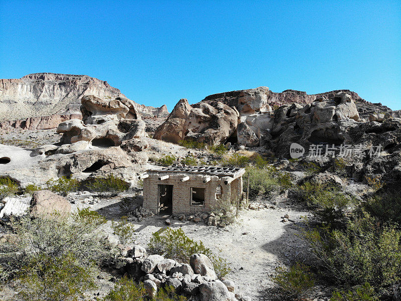 德克萨斯州山区被遗弃的沙漠住所-鸟瞰图2