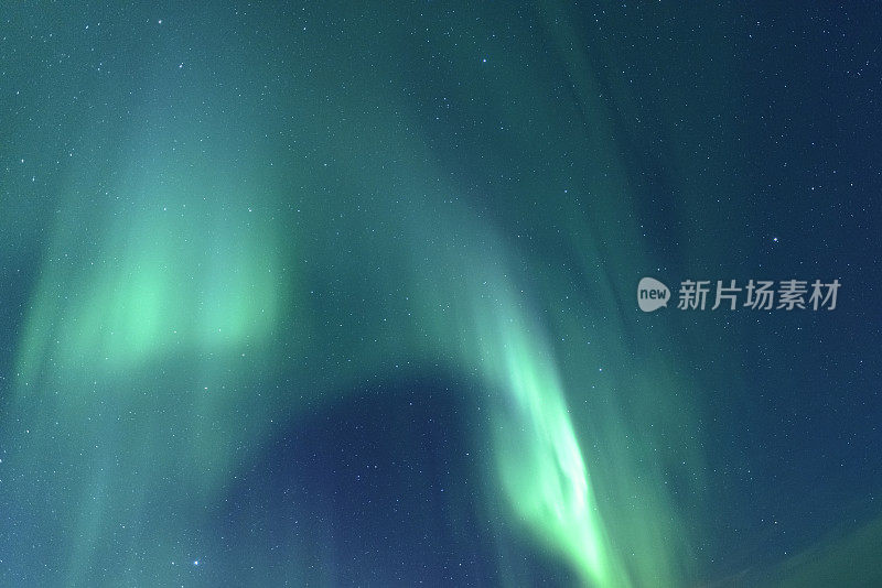 挪威罗浮敦群岛夜空中的北极光