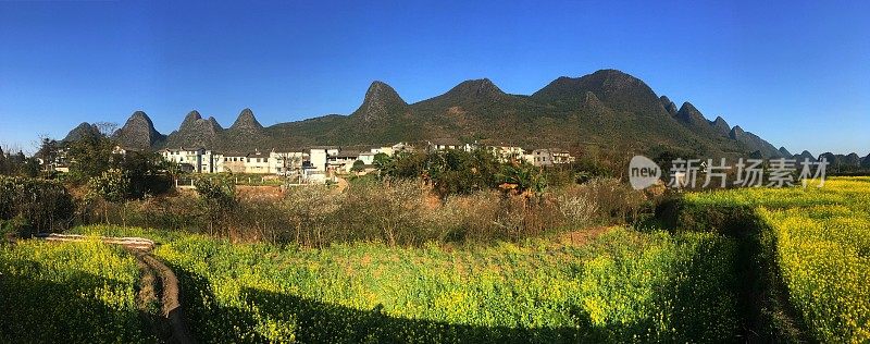 布依族村寨位于万峰林风景区