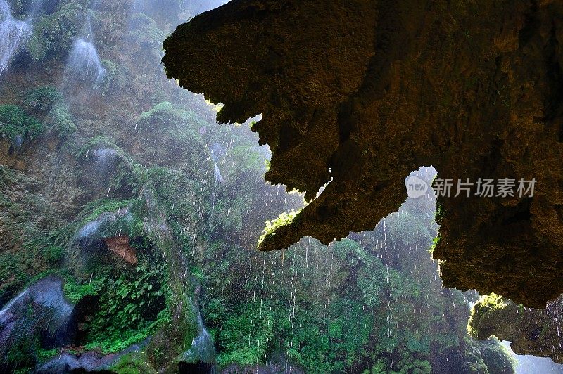 峡谷中被水侵蚀的岩石