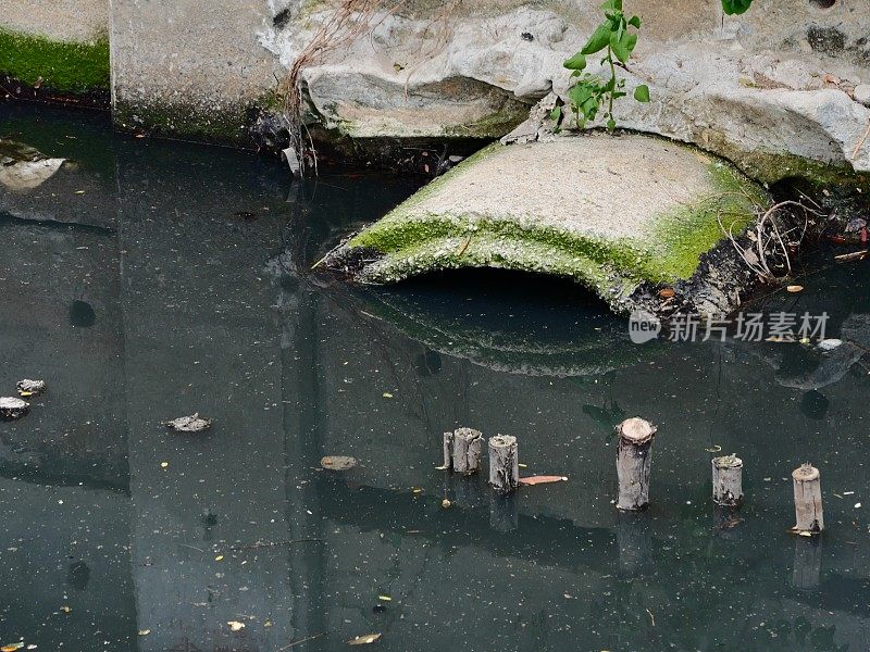 污水从管道排出，环境污染