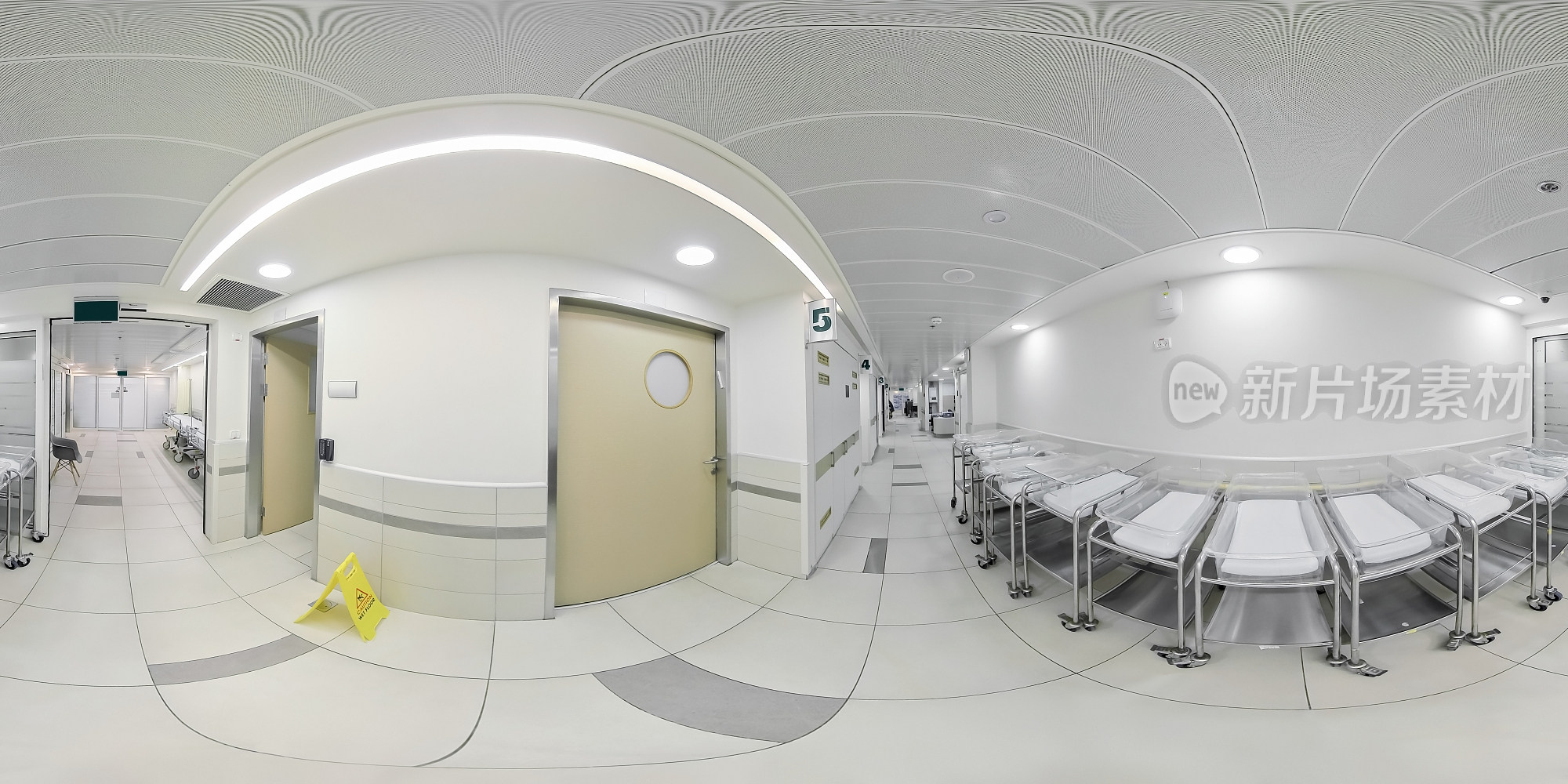 有新生儿轮床的医院走廊产科病房