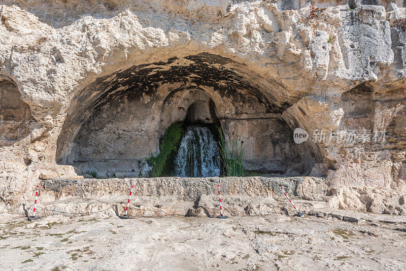 意大利西西里岛锡拉丘兹古考古公园的瀑布