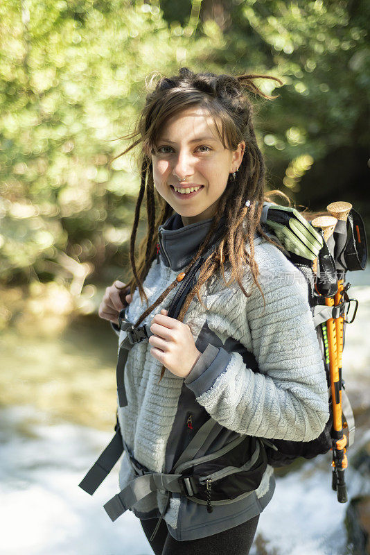 独自在森林里徒步旅行的女性