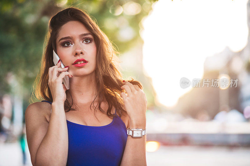 优雅女人使用电话