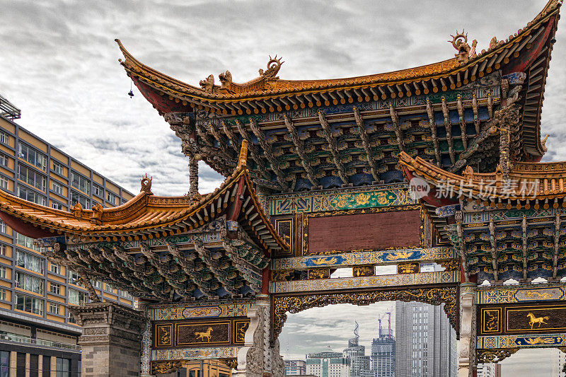 以中国大城市为背景的中国传统大门(牌坊)的例子(中国昆明)。