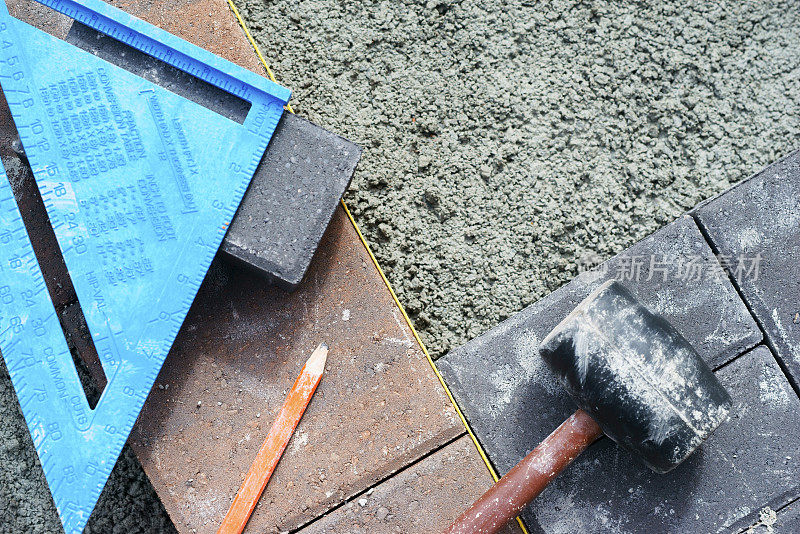 在房屋和工具中铺设灰色混凝土铺路板