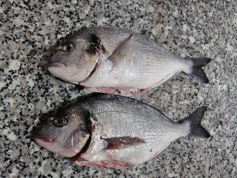 鲜鱼，烹饪鱼，海鲷，海鲷是在厨房的一个架子，传统美味的鱼，健康