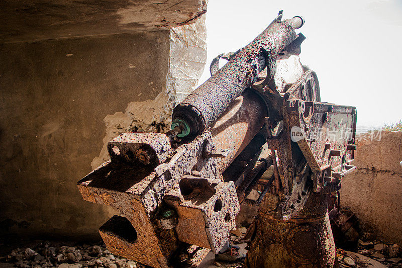 一个岛上的地堡里有一个二战时遗留下来的旧炮筒，已经锈得很厉害了