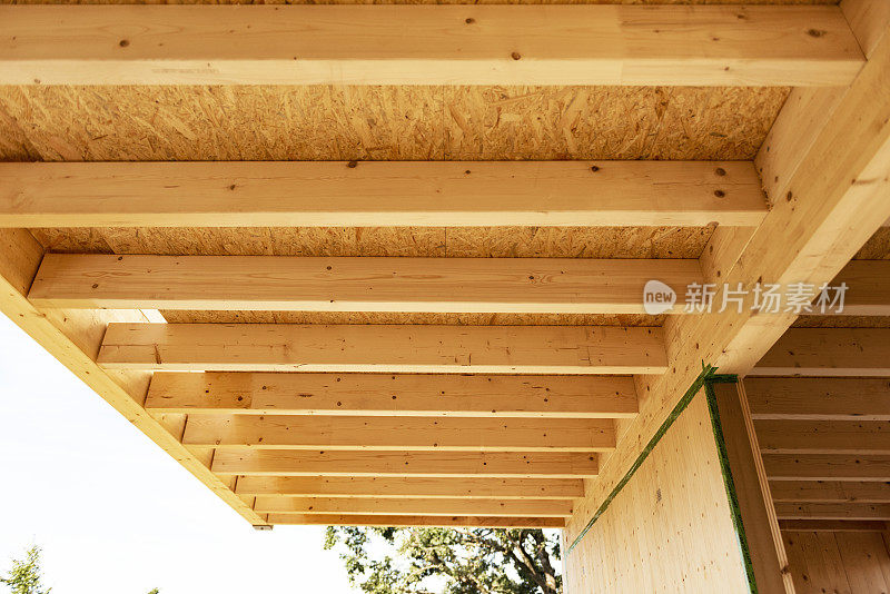 支撑阳台木梁，天花板用刨花板制成