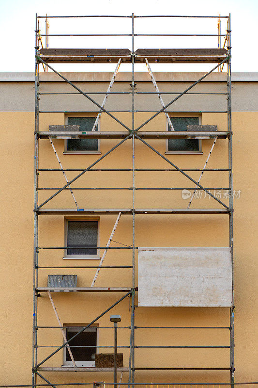 外立面搭建脚手架，张贴空白广告海报