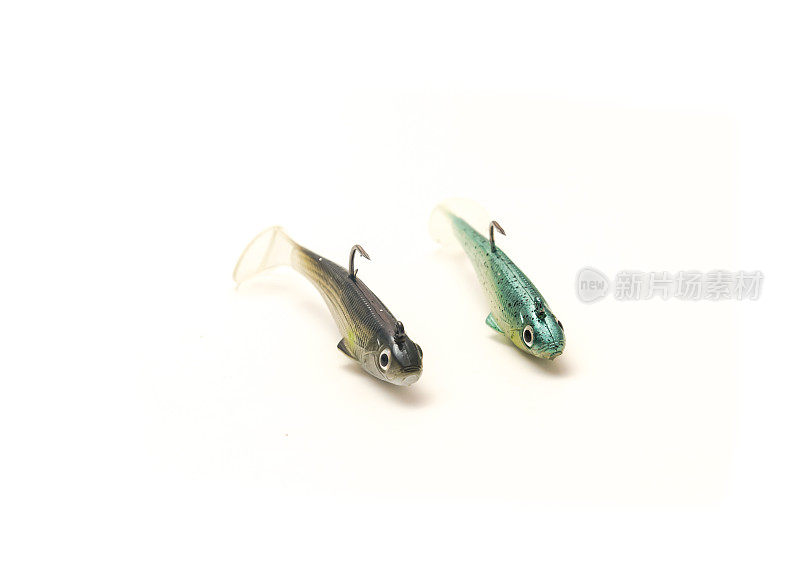 两个夹具头鲱鱼软鱼饵与钩和桨尾游泳饵孤立在白色背景