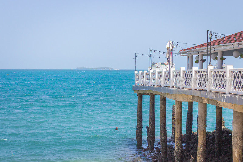 石城的地标，桑给巴尔。石城的热带海景。海滩上的木制码头。在印度洋的码头。热带旅行。坦桑尼亚神奇的海边。