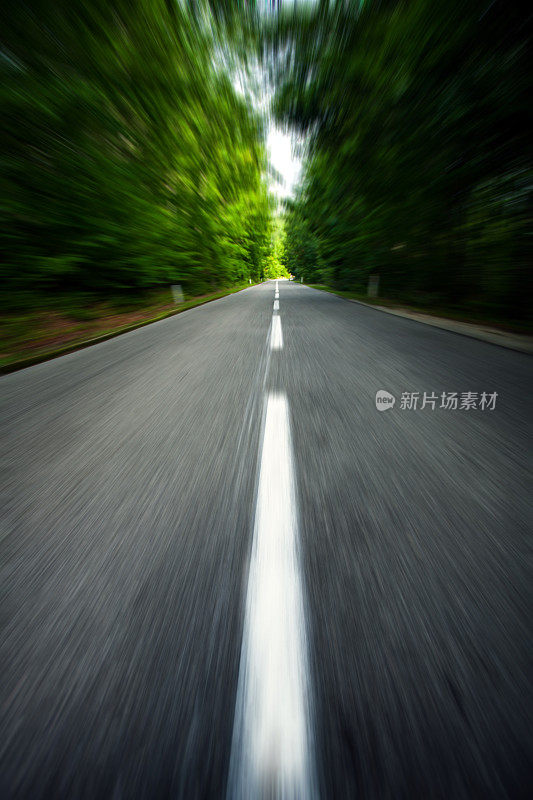 高速行驶穿过森林，长曝光镜头