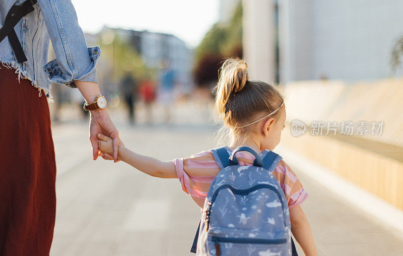 不认识的女儿被她的母亲送到学校