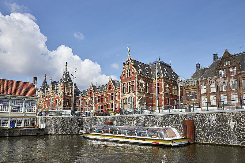 阿姆斯特丹中央火车站外的运河游船，阿姆斯特丹