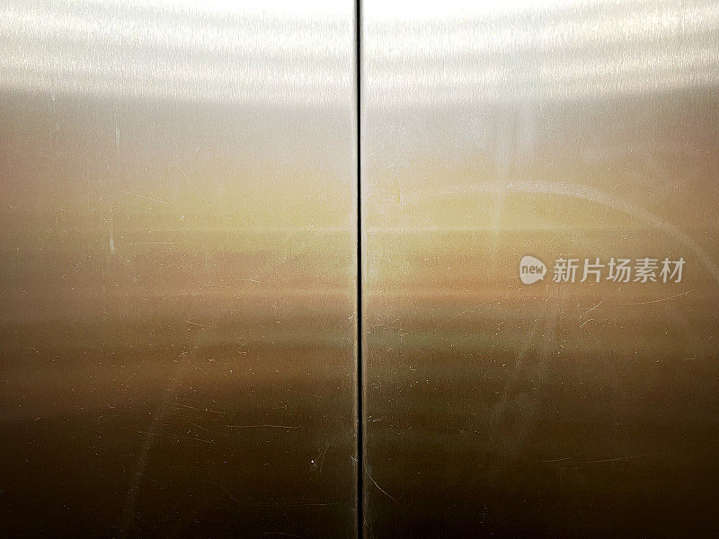 电梯的金属门作为纹理或背景。