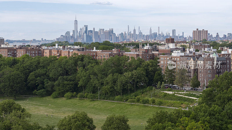 海岸路公园和湾岭住宅区，布鲁克林，纽约，与曼哈顿市中心的背景。