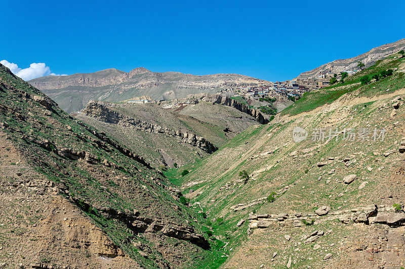 岩石峭壁的山景，远处是达吉斯坦的Chokh山村