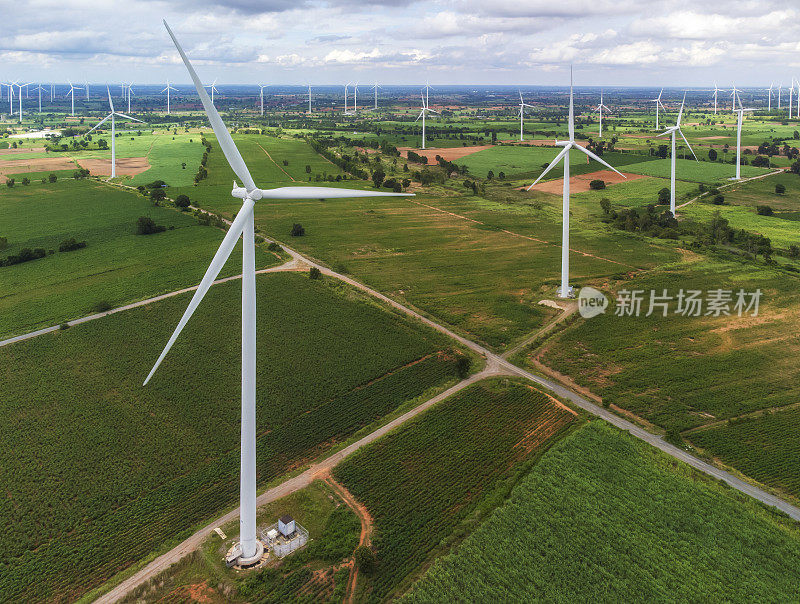 泰国呵叻风力发电场可再生能源的一组风车的空中景观