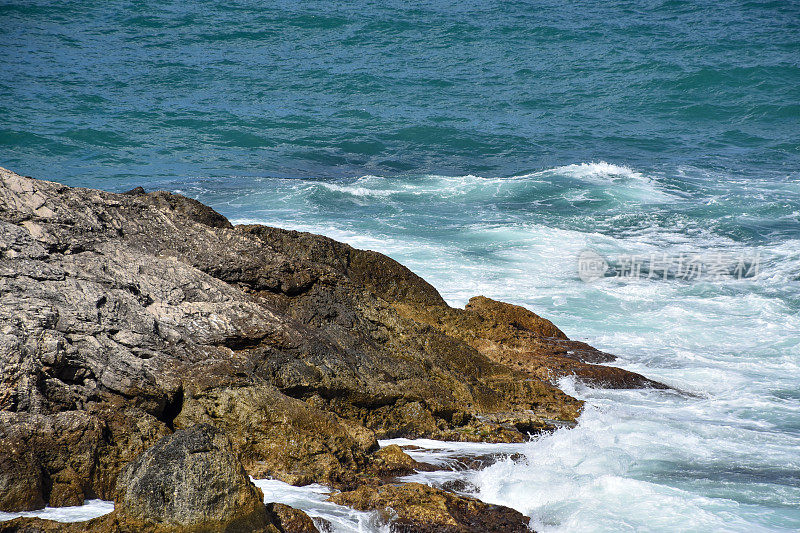 海岸线，岩石与大海