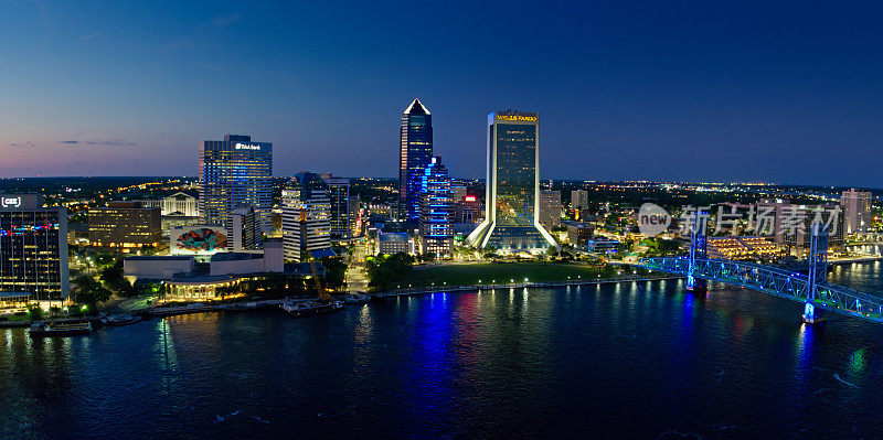 杰克逊维尔市中心滨河暮色的航拍全景