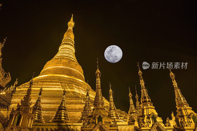 缅甸仰光的大金塔和圆月之夜环绕的小佛塔