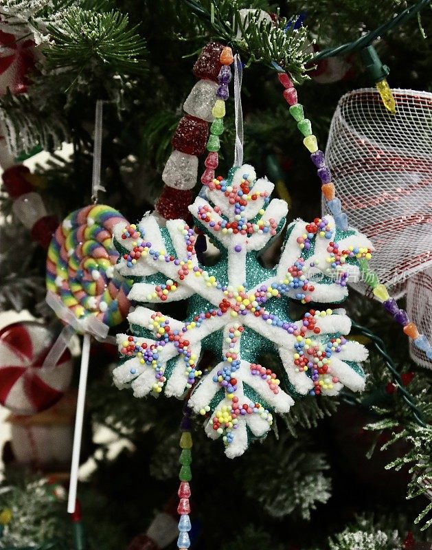 雪花形状的圣诞装饰品