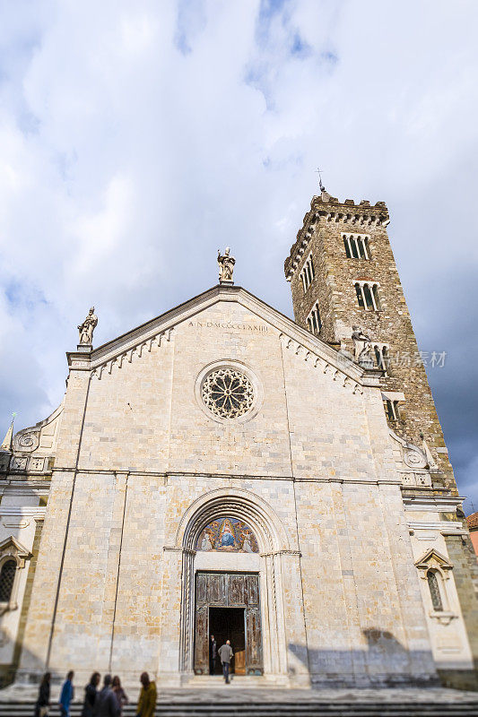 意大利利古里亚萨扎纳大教堂的外立面